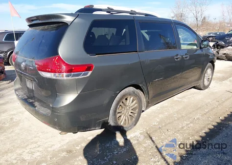 2014 Toyota Sienna Xle V6 8 Passenger z USA, uszkodzony, nr VIN 5TDYK3DC7ES471425